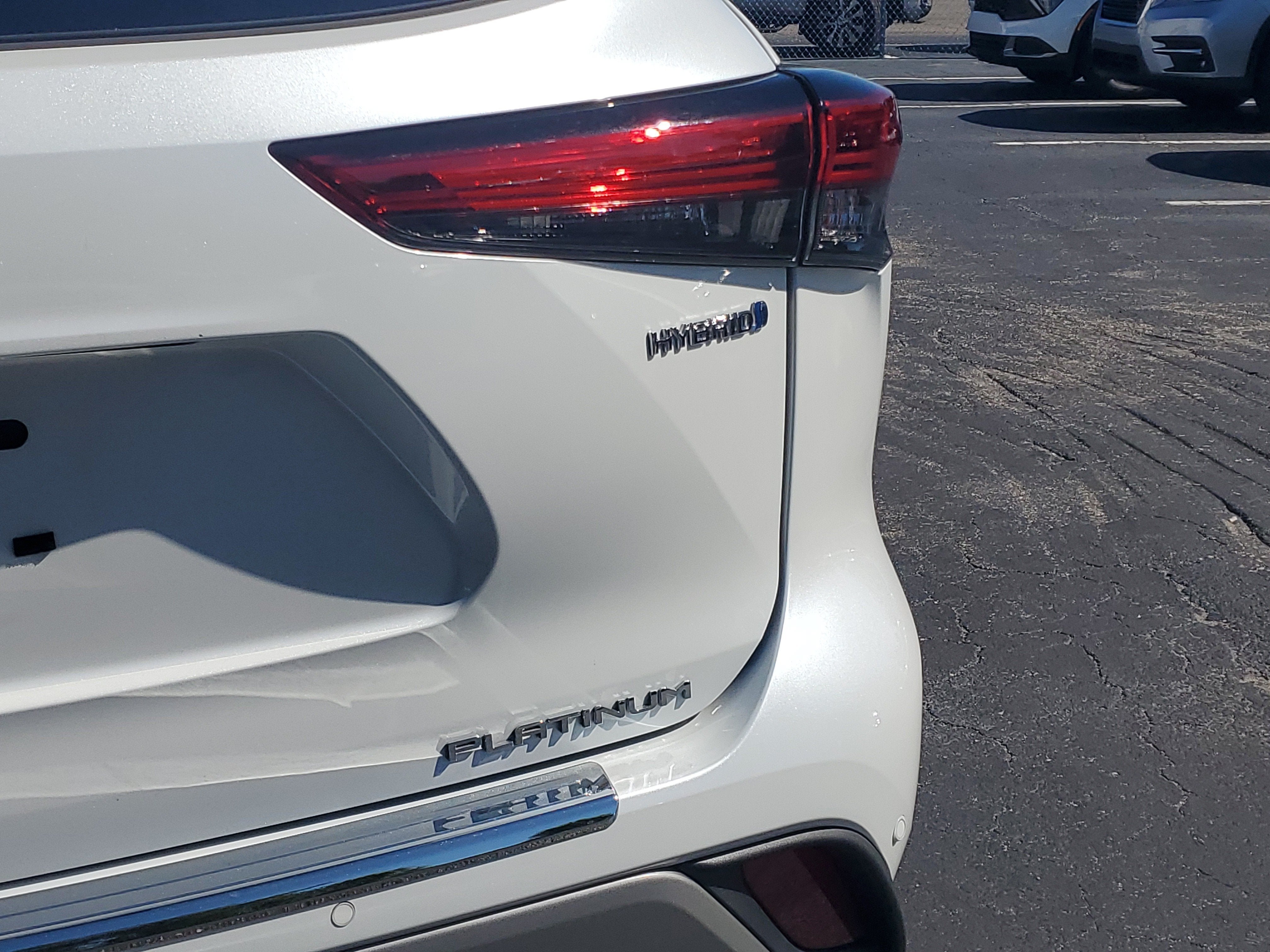 2022 Toyota Highlander Hybrid Platinum