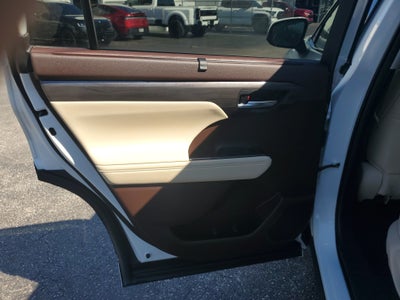 2022 Toyota Highlander Hybrid Platinum