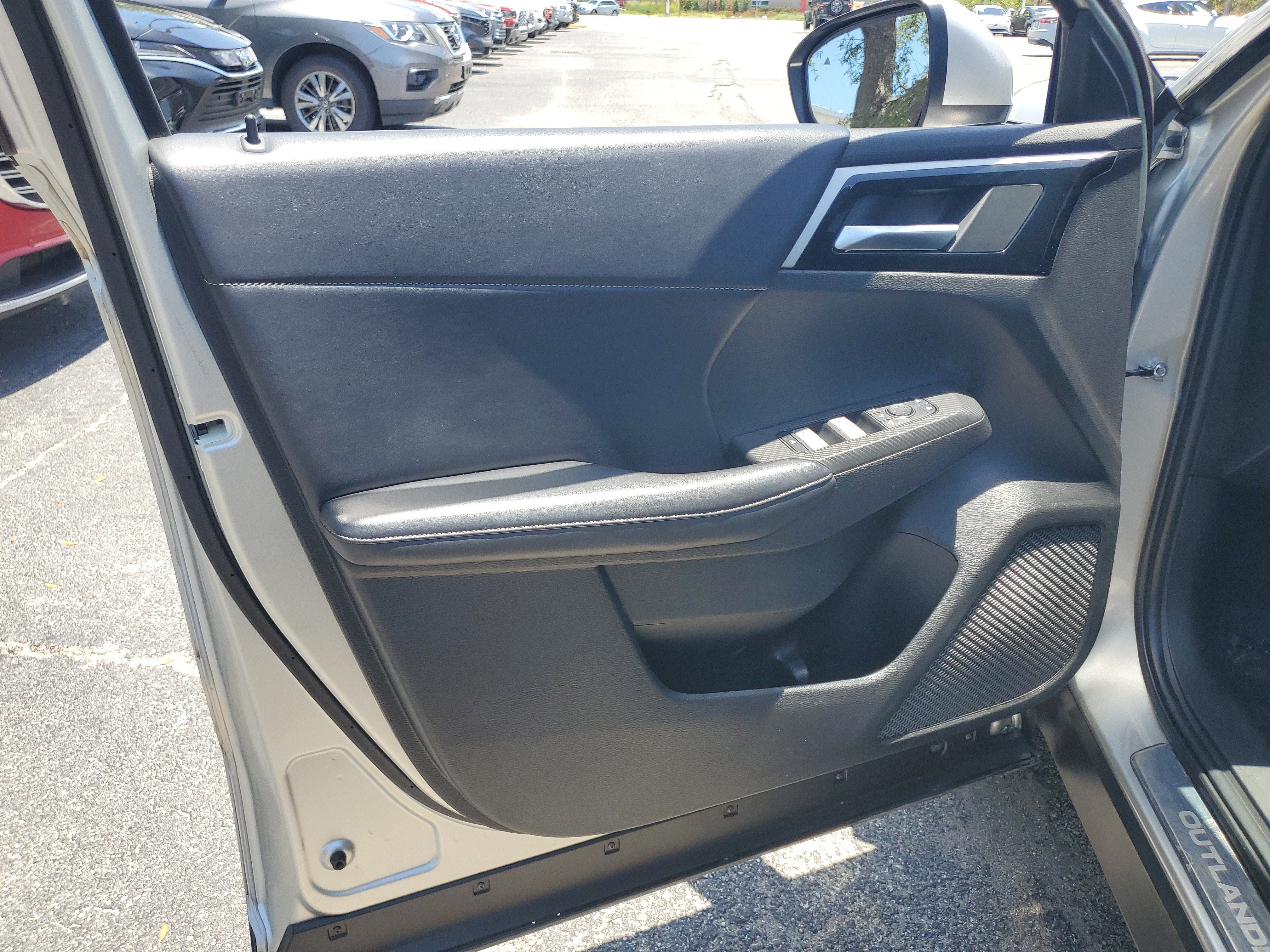 2024 Mitsubishi Outlander SE Black Edition w/Pano Roof