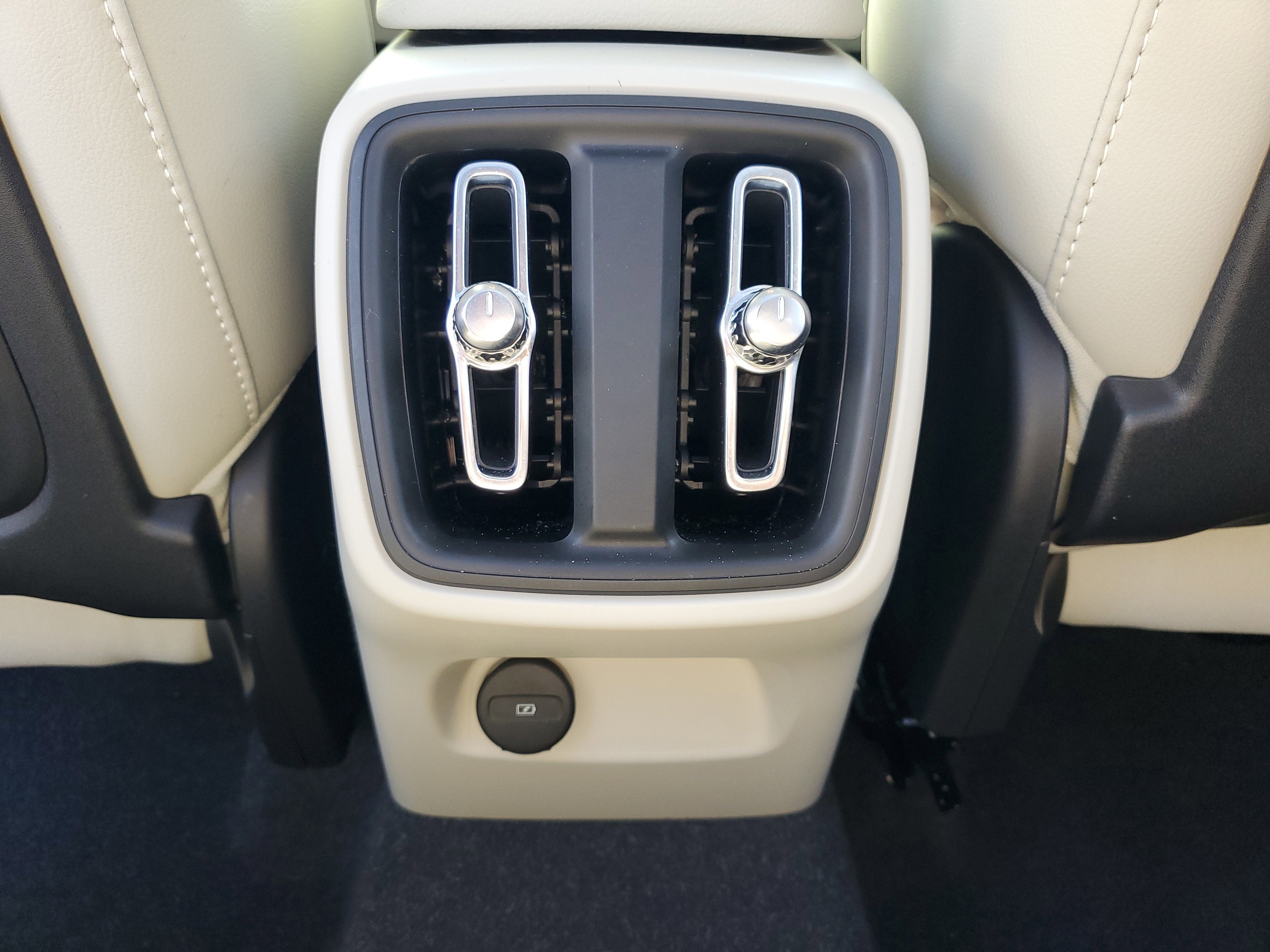 2024 Volvo XC40 Plus Dark Theme