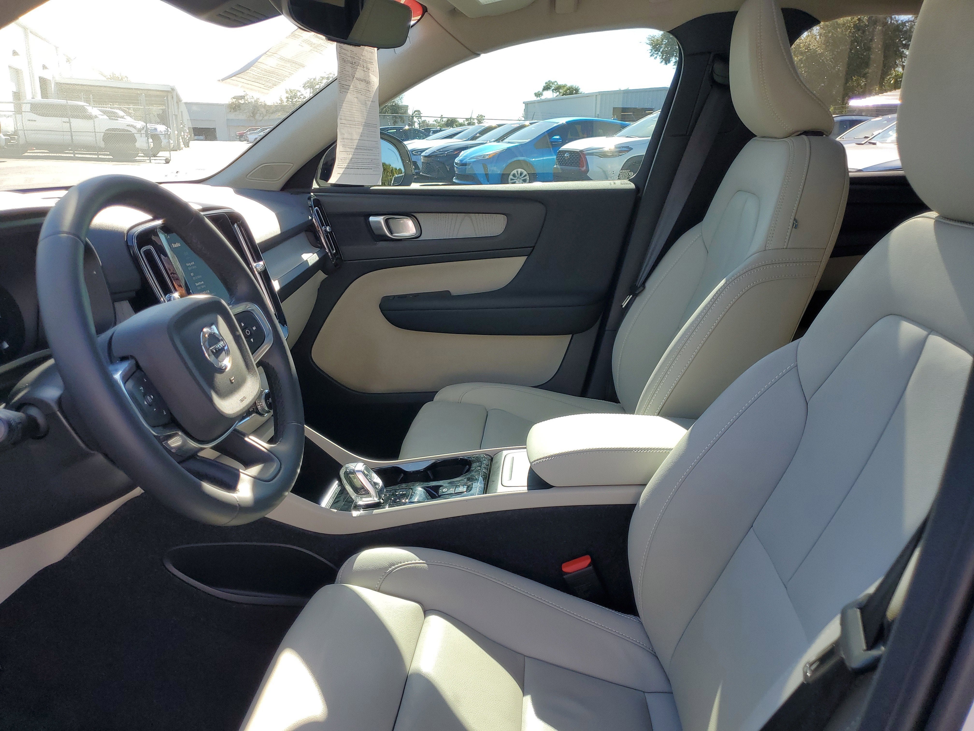 2024 Volvo XC40 Plus Dark Theme