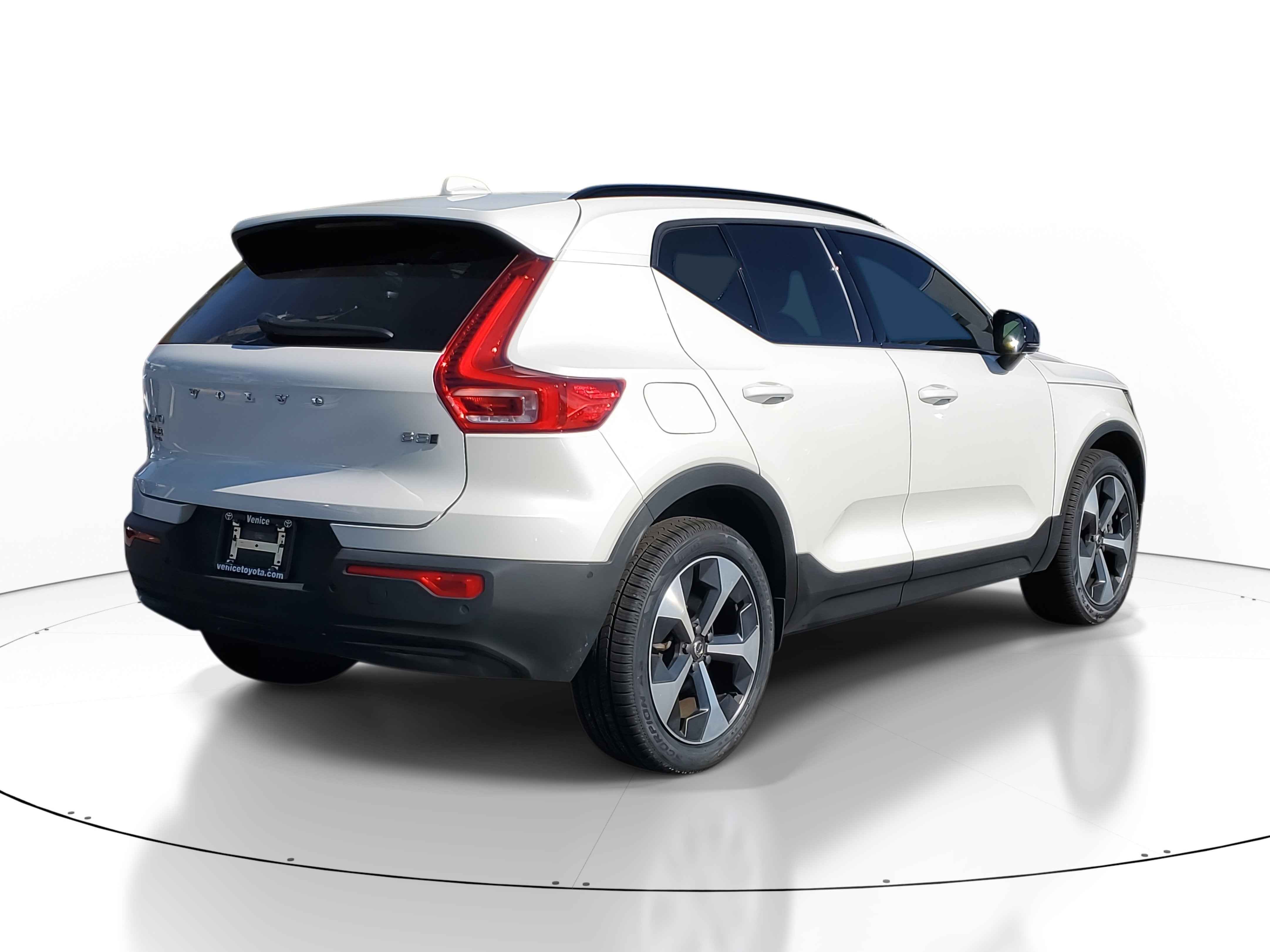 2024 Volvo XC40 Plus Dark Theme