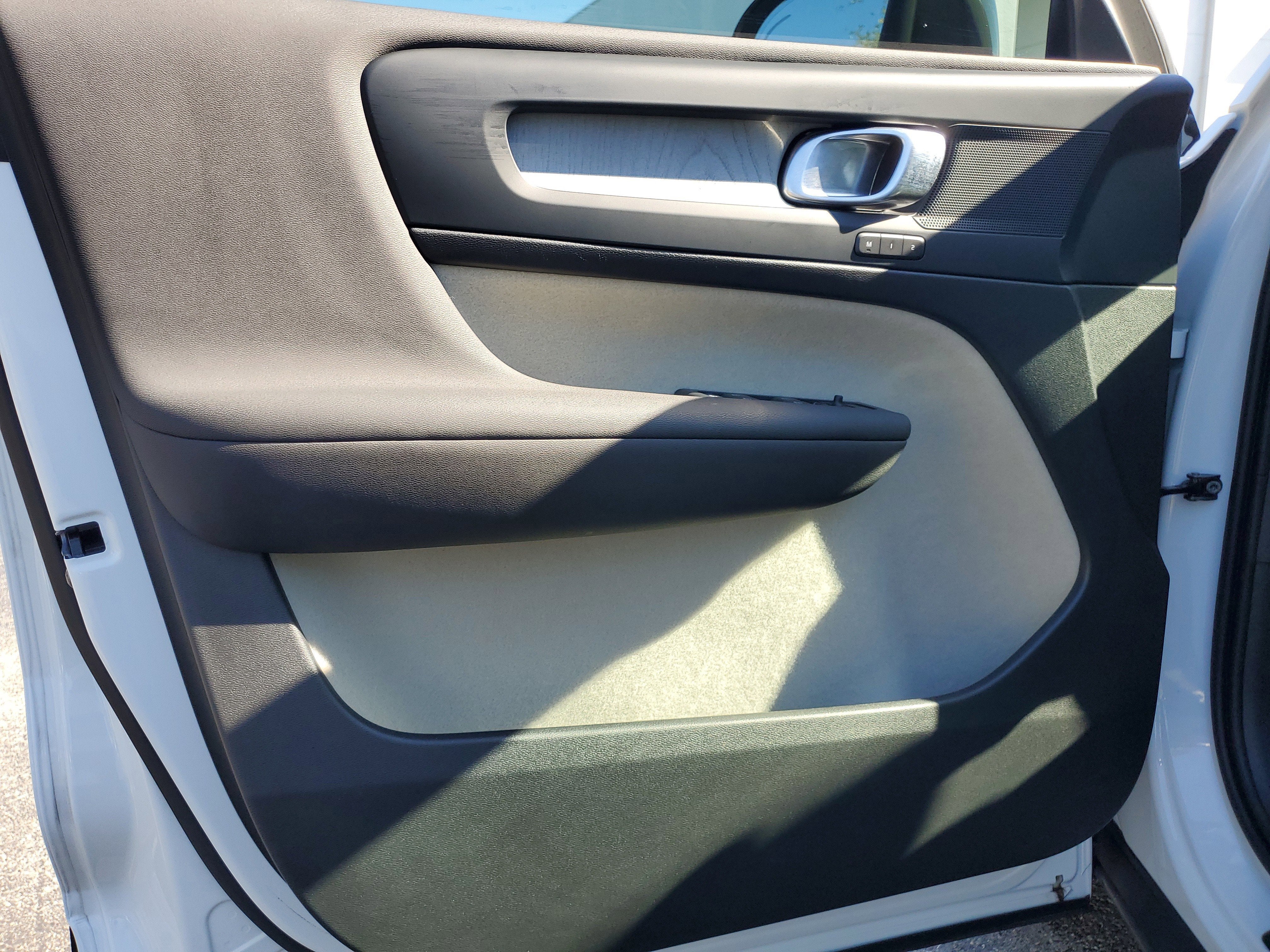 2024 Volvo XC40 Plus Dark Theme