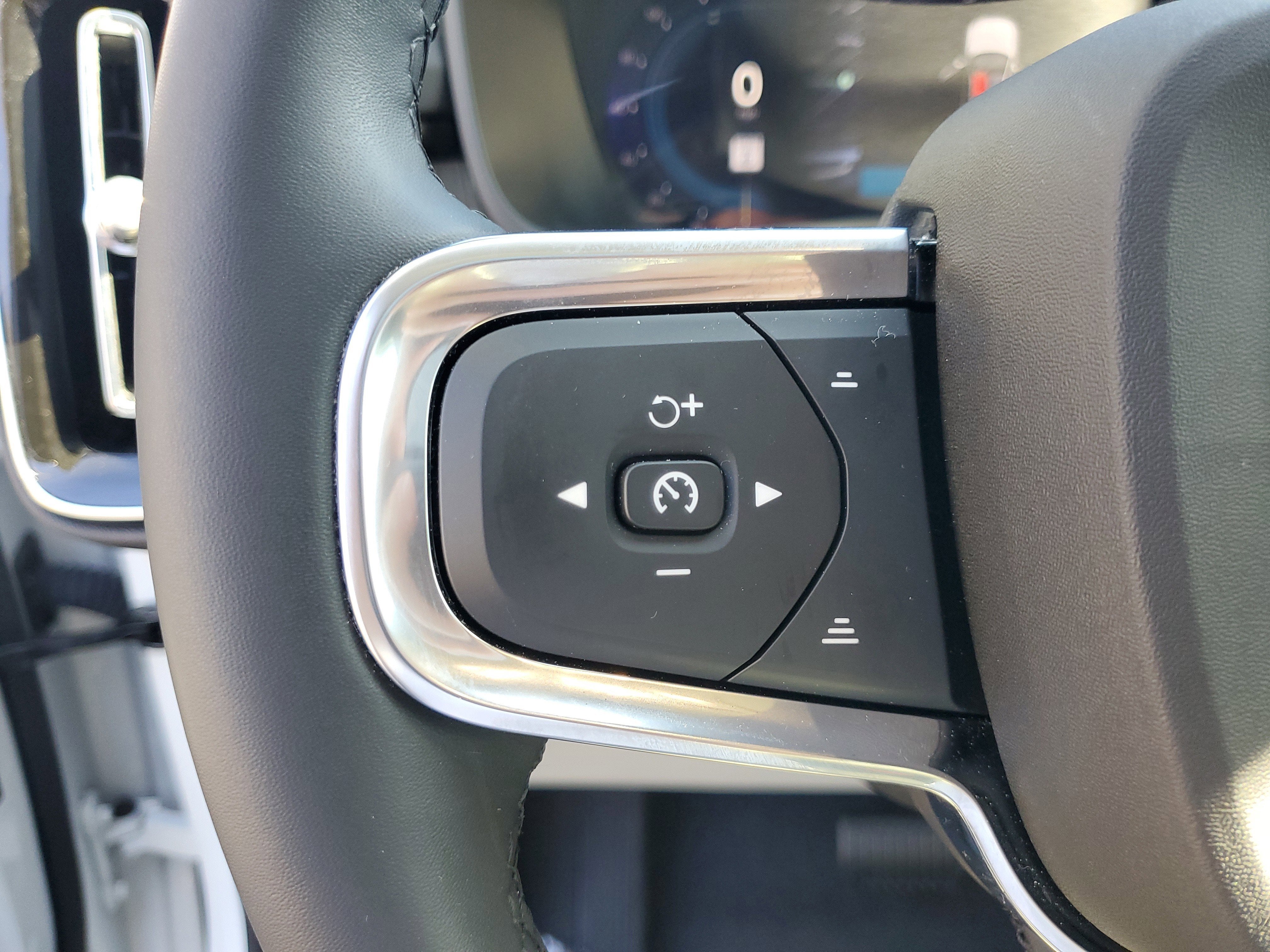 2024 Volvo XC40 Plus Dark Theme