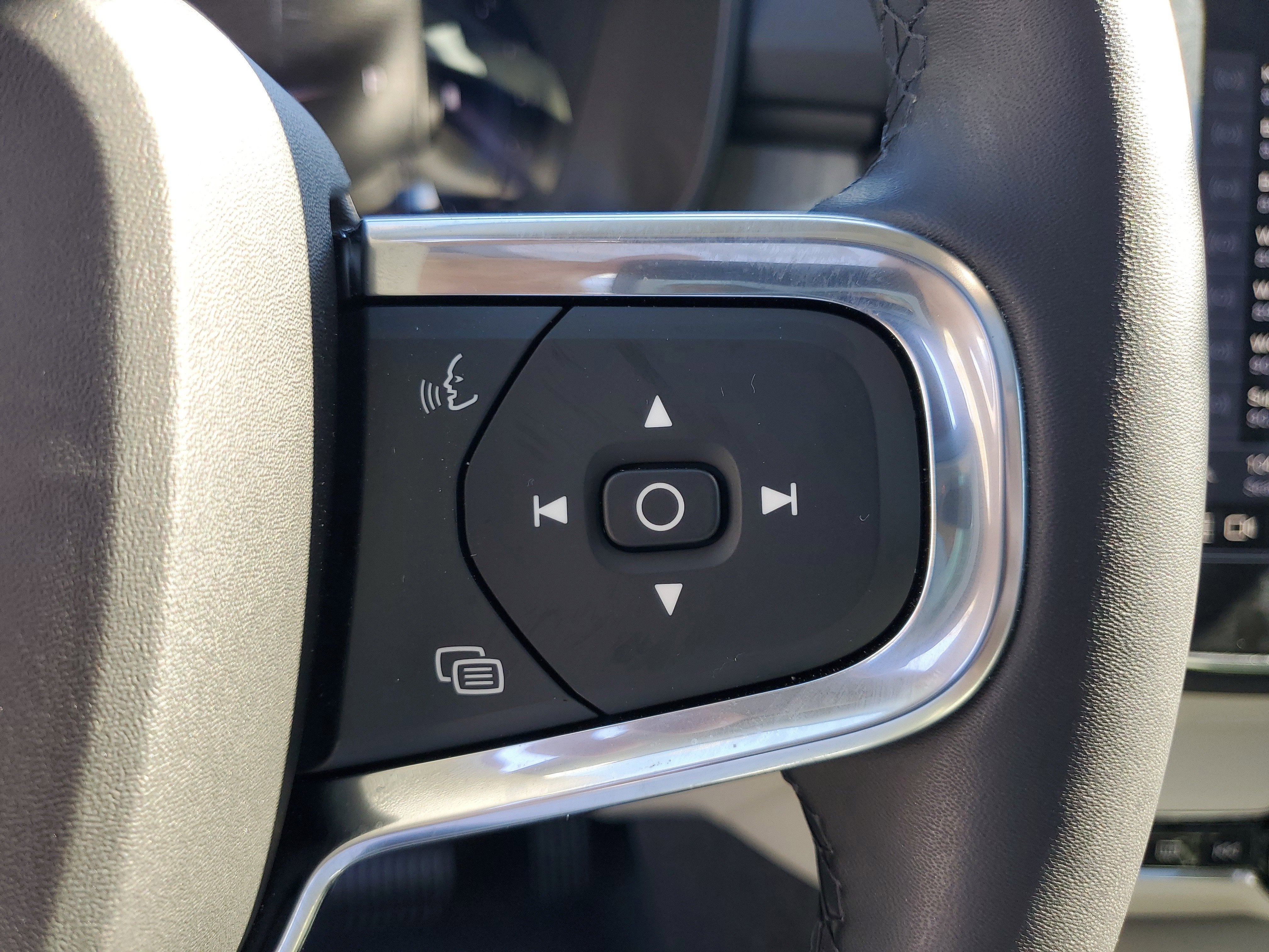 2024 Volvo XC40 Plus Dark Theme