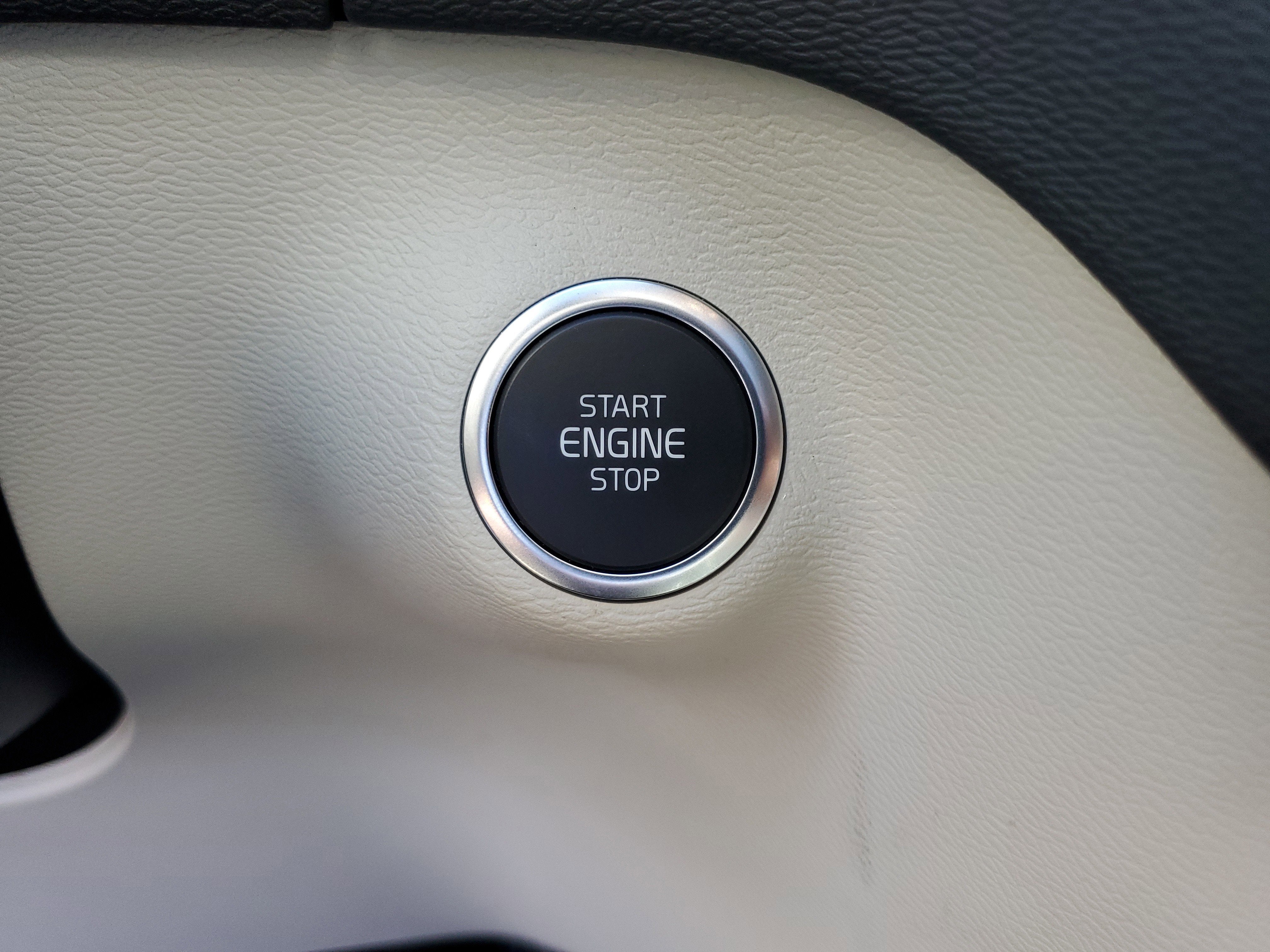 2024 Volvo XC40 Plus Dark Theme