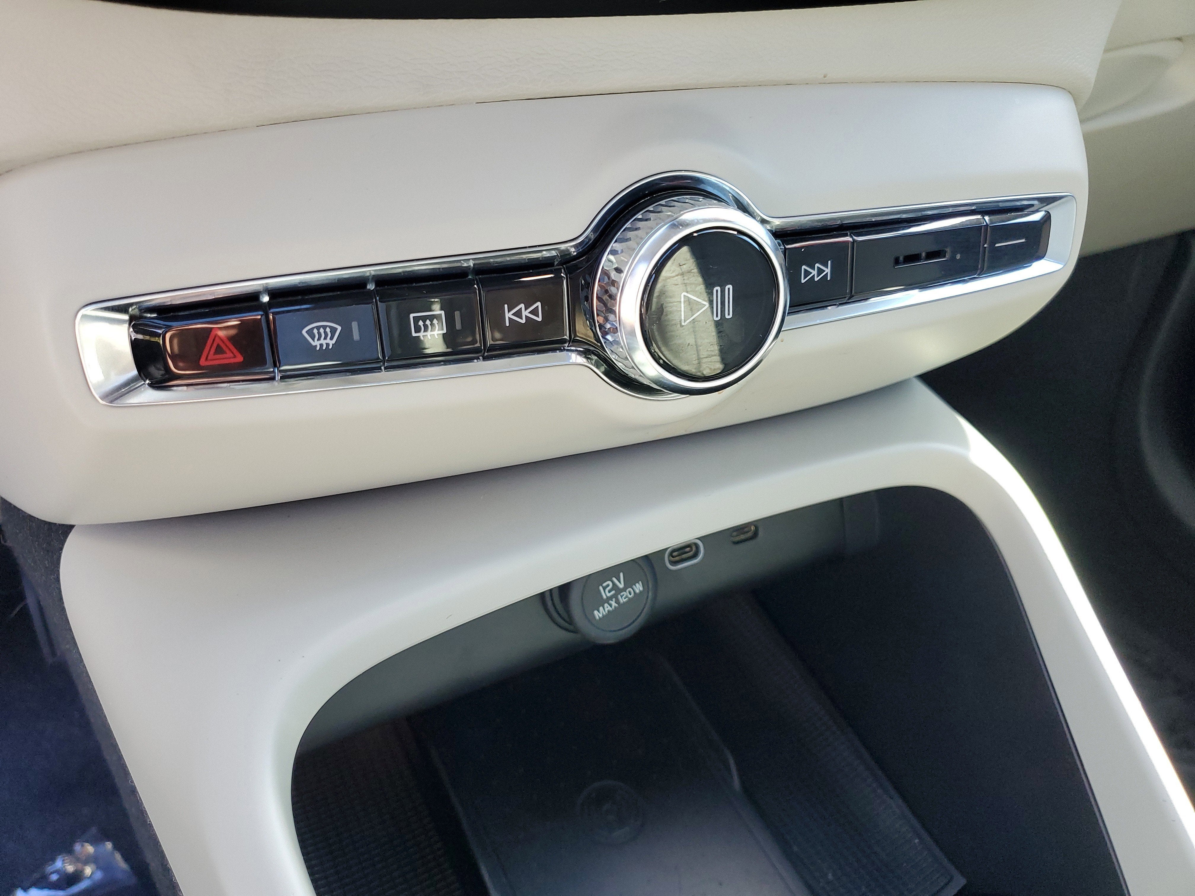 2024 Volvo XC40 Plus Dark Theme