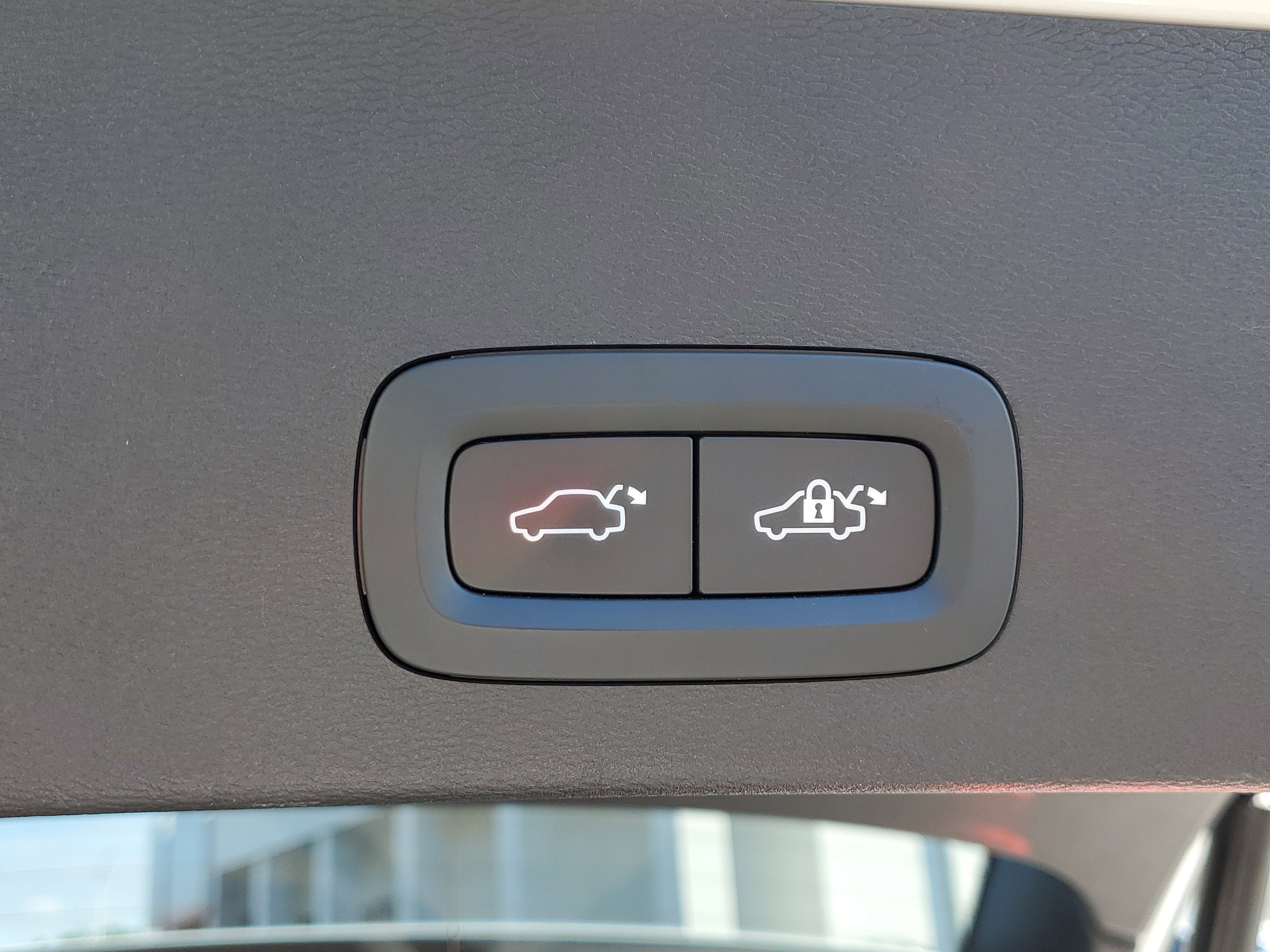 2024 Volvo XC40 Plus Dark Theme