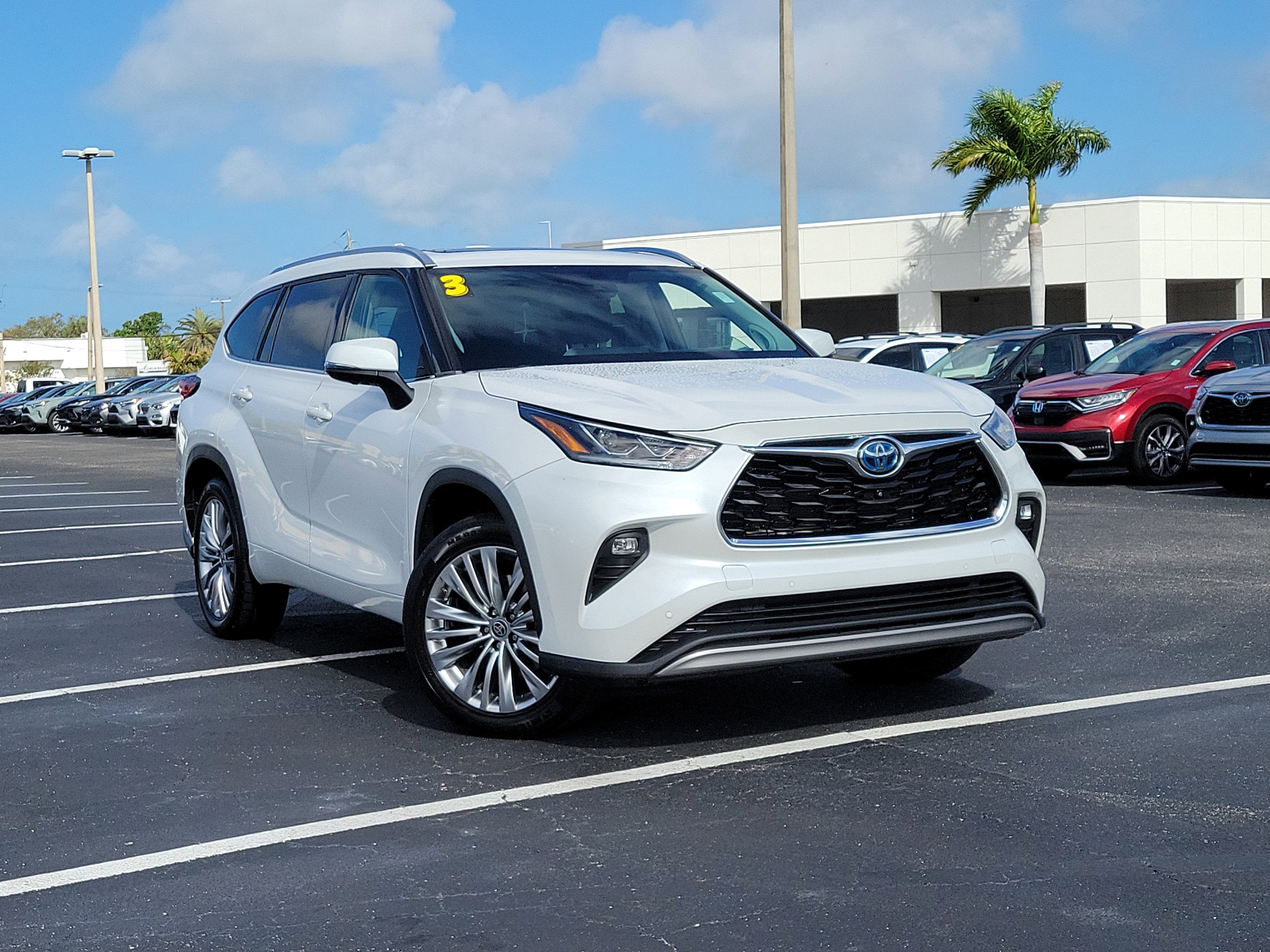 2023 Toyota Highlander Hybrid Platinum