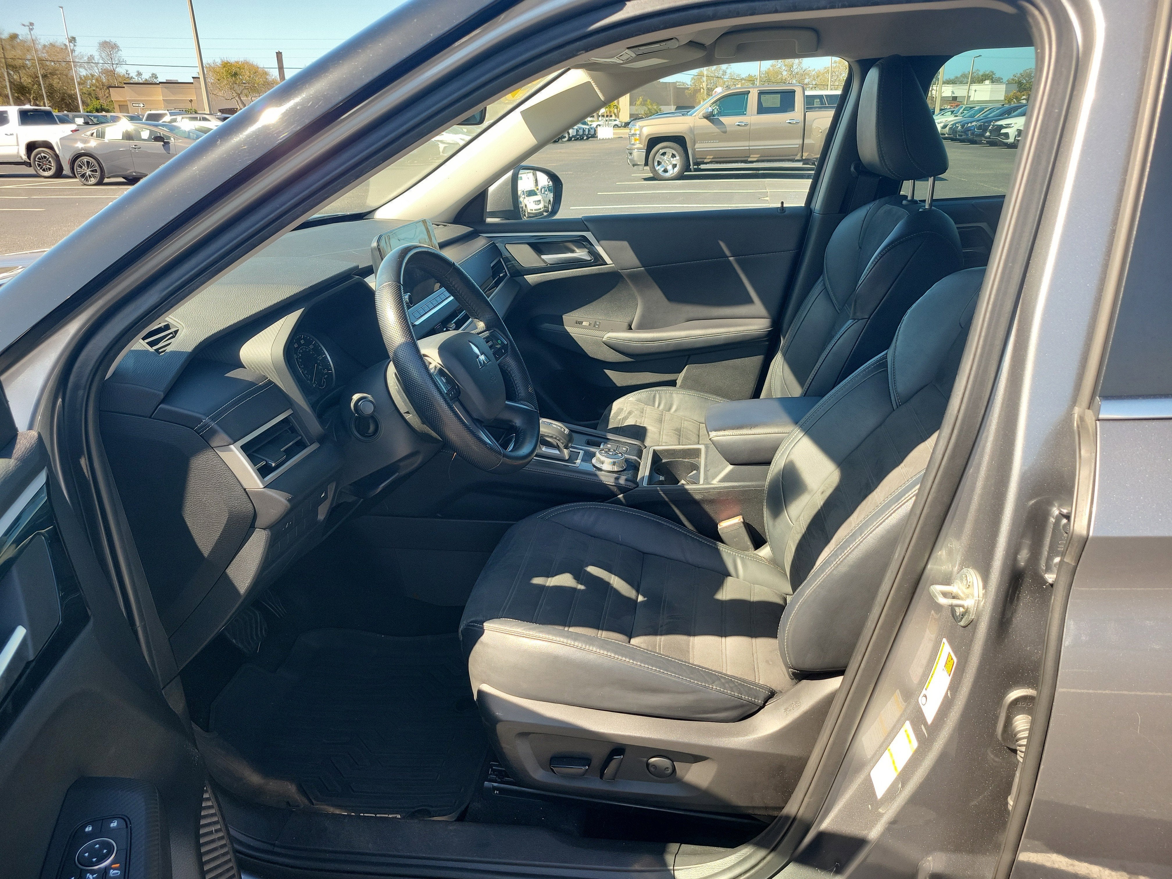 2023 Mitsubishi Outlander SE