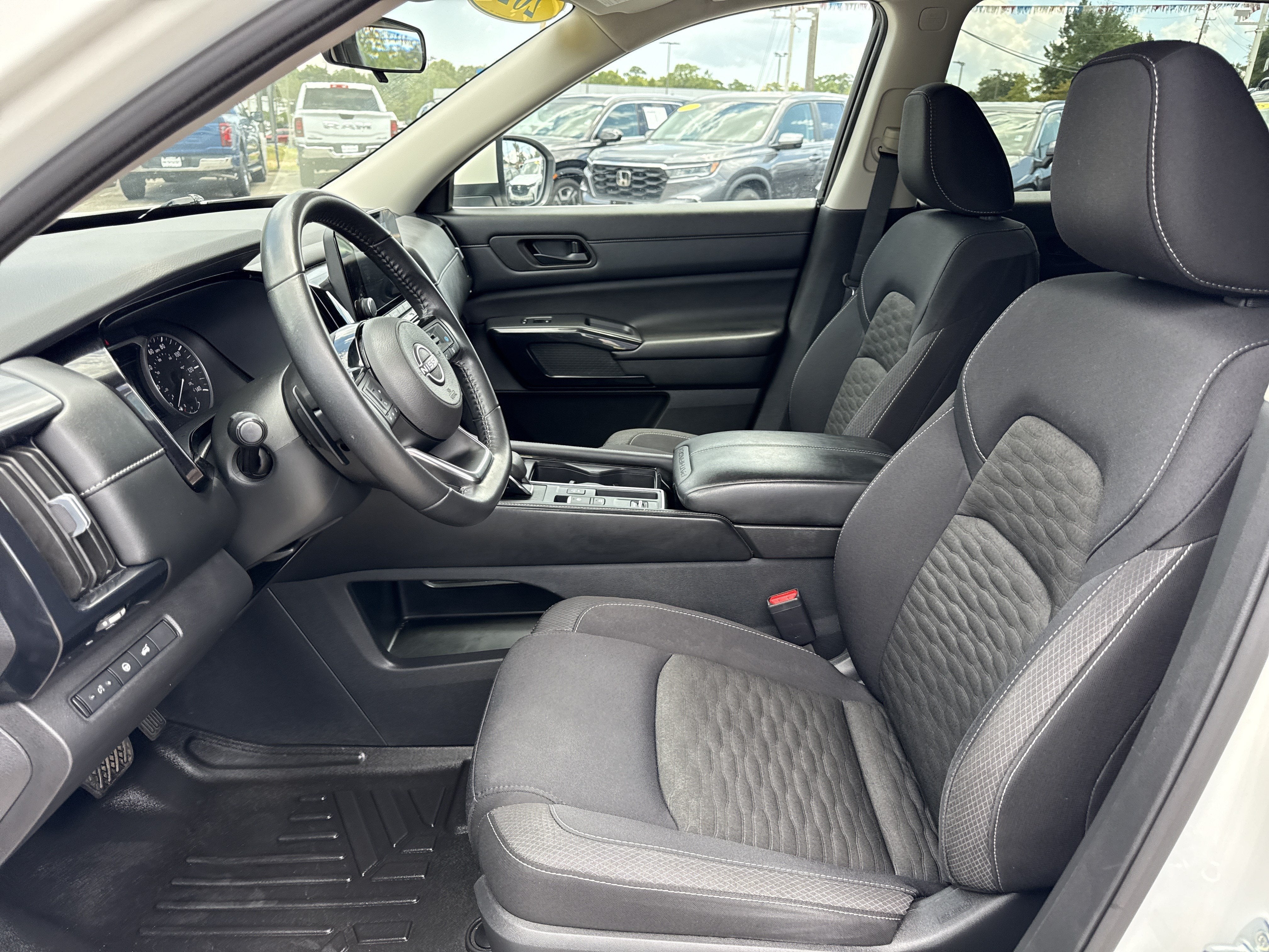 2023 Nissan Pathfinder SV